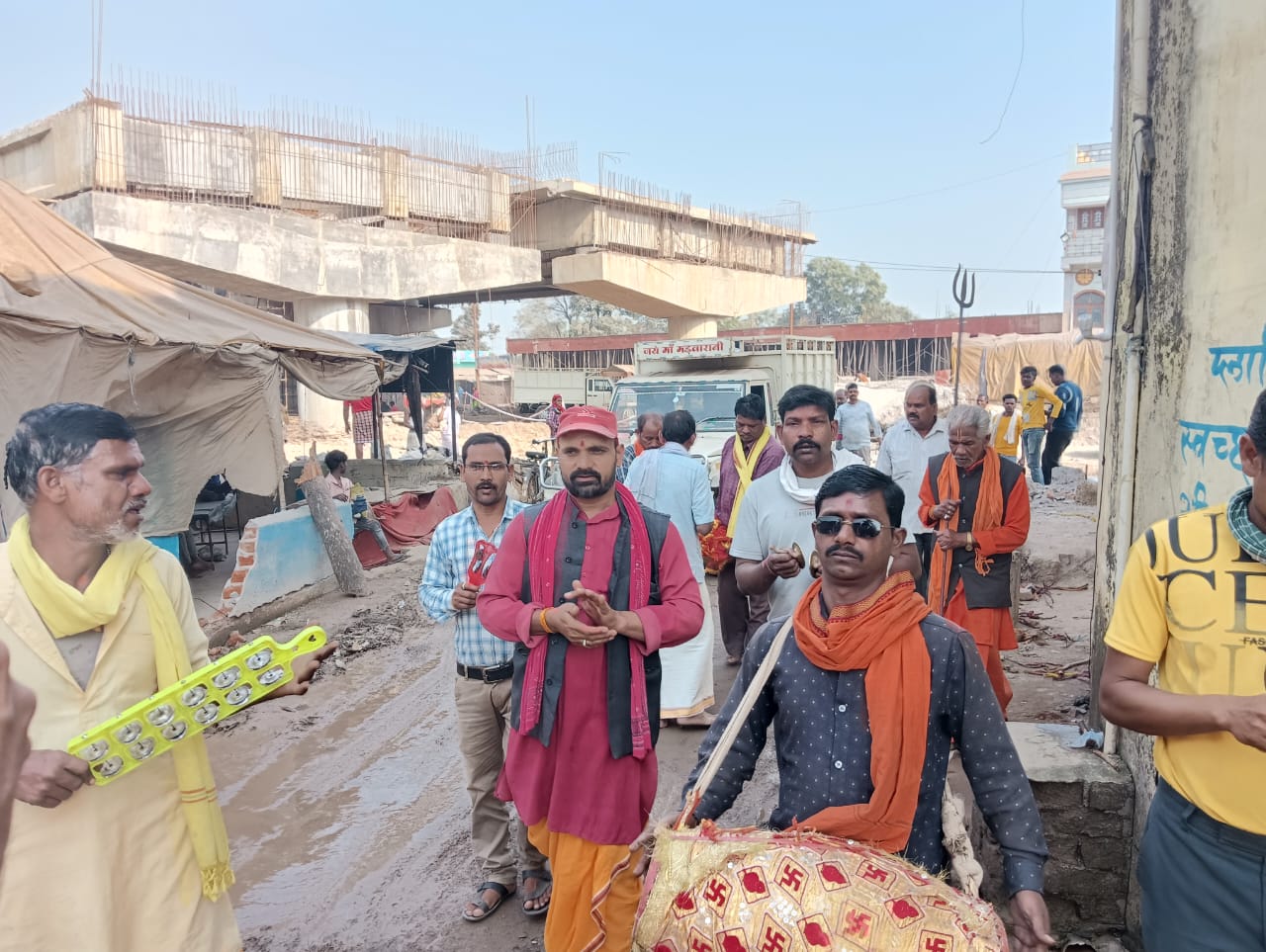 कोरबा : उरगा-चांपा राष्ट्रीय राजमार्ग से मड़वारानी मंदिर का किया गया शिफ्टिंग, कलेक्टर के निर्देश पर हुई बैठक के पश्चात ग्रामीणों के बीच बनी सहमति कोरबा : उरगा-चांपा राष्ट्रीय राजमार्ग से मड़वारानी मंदिर का किया गया शिफ्टिंग, कलेक्टर के निर्देश पर हुई बैठक के पश्चात ग्रामीणों के बीच बनी सहमति