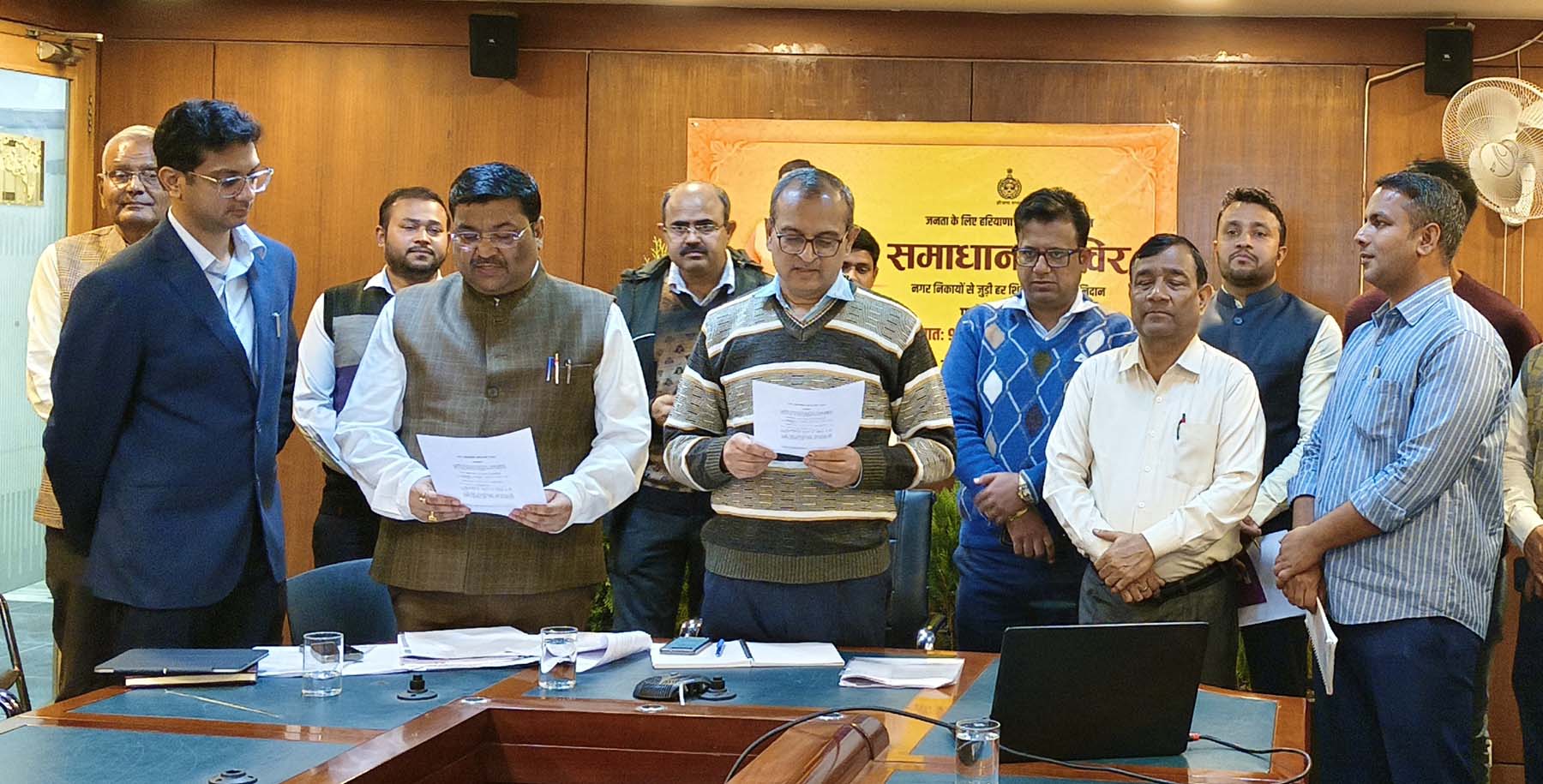 फोटो नंबर-05: गुरुग्राम नगर निगम में संविधान दिवस पर शपथ दिलाते निगमायुक्त। फोटो नंबर-05: गुरुग्राम नगर निगम में संविधान दिवस पर शपथ दिलाते निगमायुक्त।
