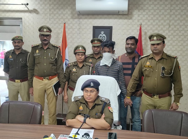 गिरफ्तार आरोपित के बारे में जानकारी देते पुलिस अधिकारी गिरफ्तार आरोपित के बारे में जानकारी देते पुलिस अधिकारी