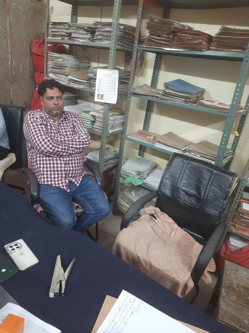 अनुजा निगम का सहायक सांख्यिकी अधिकारी सात हजार रुपये रिश्वत लेते गिरफ्तार अनुजा निगम का सहायक सांख्यिकी अधिकारी सात हजार रुपये रिश्वत लेते गिरफ्तार