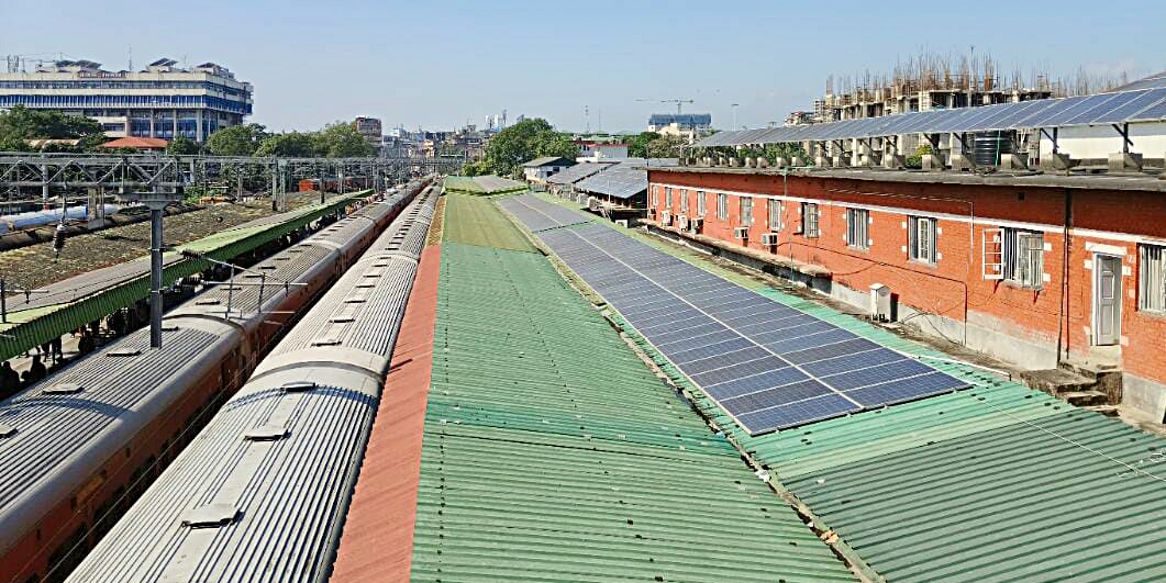 प्लेटफार्म पर लगा हुआ सौर ऊर्जा प्लेटफार्म पर लगा हुआ सौर ऊर्जा