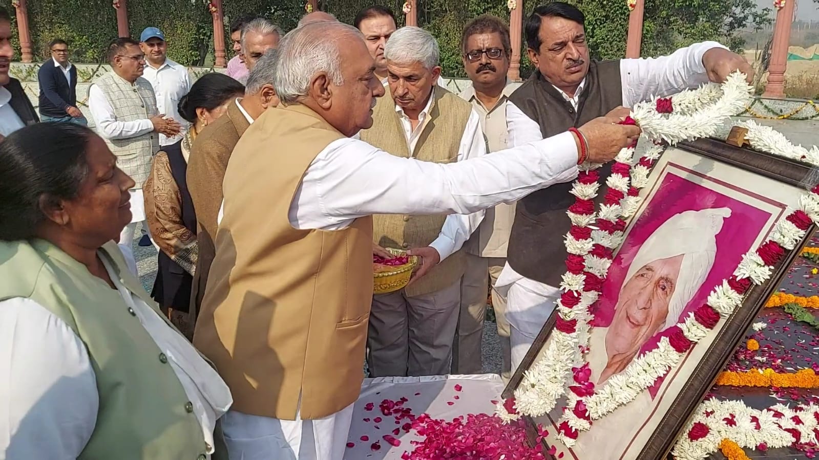 26 आरटीकेः1 चैधरी रणबीर सिंह हुड्डा की जयंती पर आयोजित कार्यक्रम मंे प्रतिमा पर माला चढ़ाते पूर्व सीएम हुड्डा। 26 आरटीकेः1 चैधरी रणबीर सिंह हुड्डा की जयंती पर आयोजित कार्यक्रम मंे प्रतिमा पर माला चढ़ाते पूर्व सीएम हुड्डा।