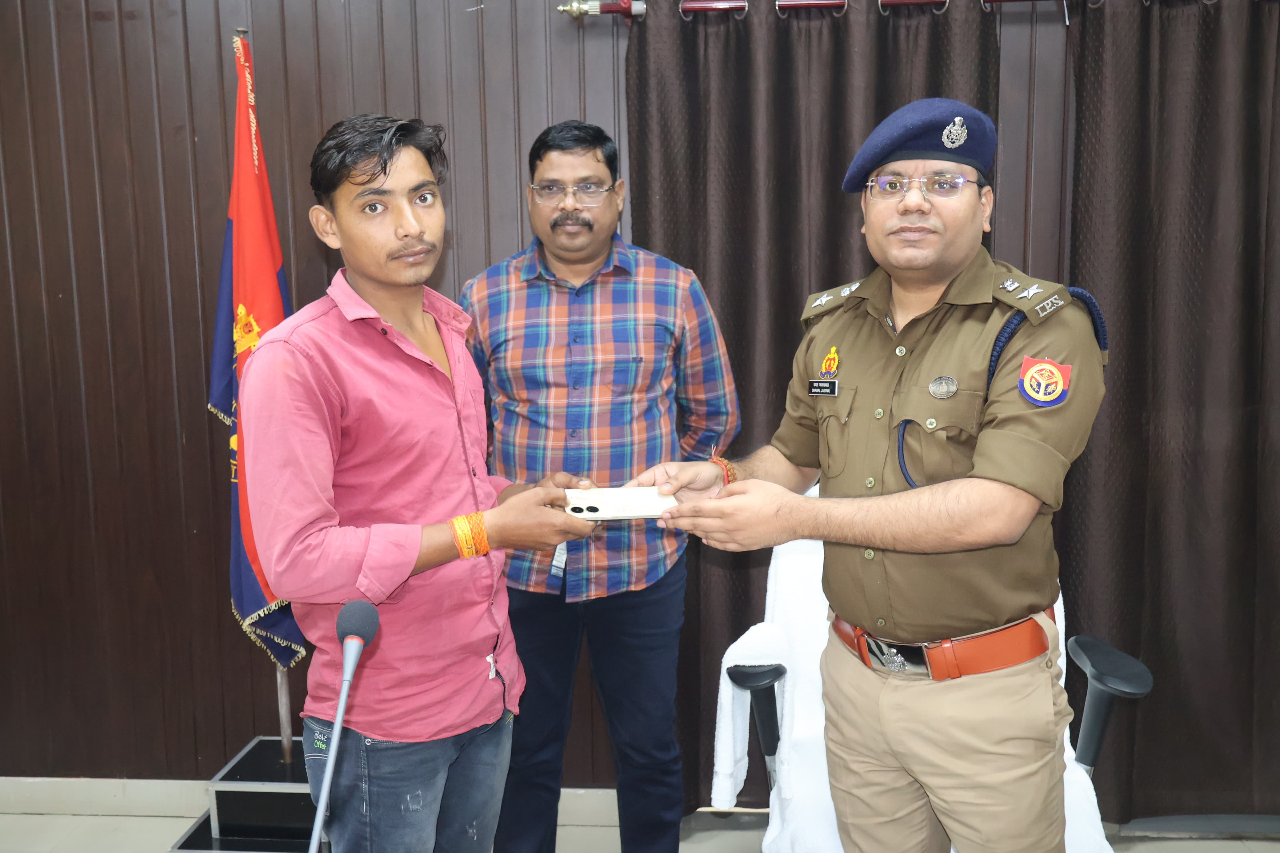 वास्तविक मालिक को मोबाइल देते पुलिस अधीक्षक वास्तविक मालिक को मोबाइल देते पुलिस अधीक्षक