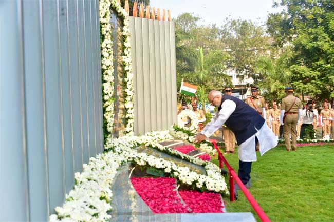 राज्यपाल ने आतंकी हमले में शहीद पुलिसकर्मियों को श्रद्धांजलि दी। राज्यपाल ने आतंकी हमले में शहीद पुलिसकर्मियों को श्रद्धांजलि दी।