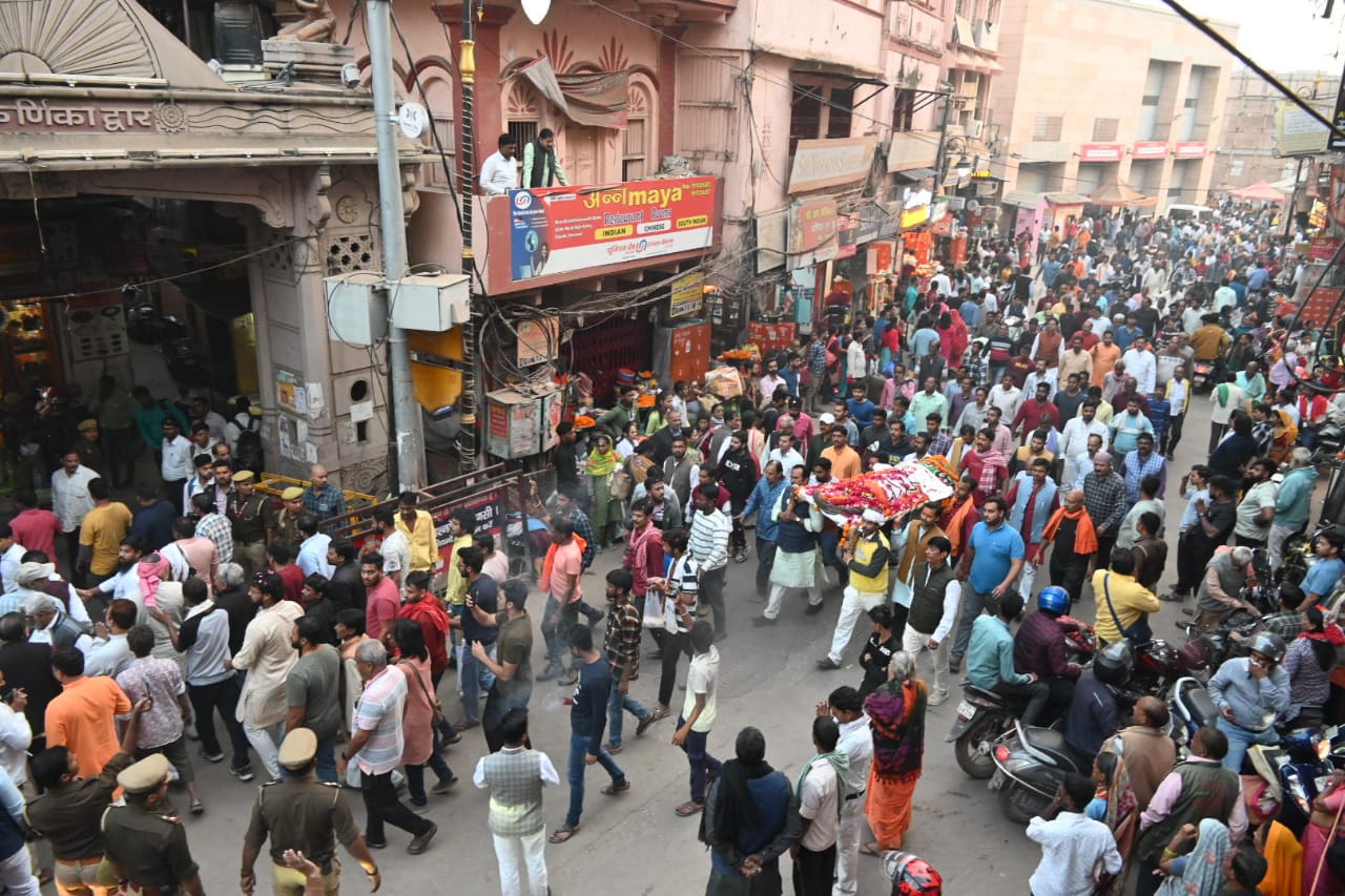 दादा के अन्तिम यात्रा में शामिल नागरिक,पार्थिव शरीर को नमन करती केन्द्रीय मंत्री अनुप्रिया पटेल: फोटो बच्चा गुप्ता