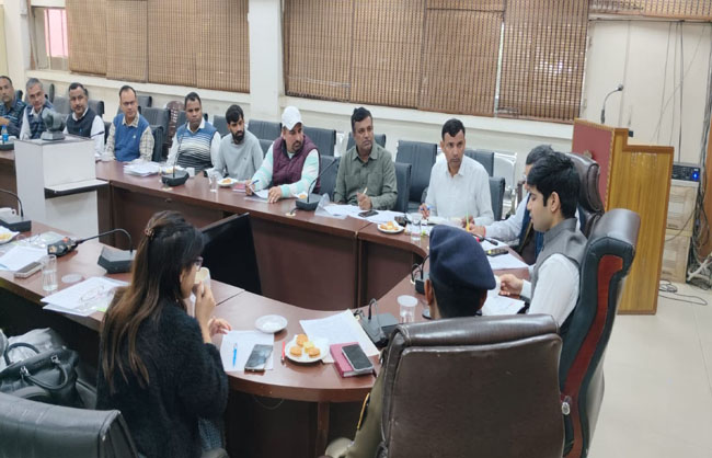 अधिकारियों की बैठक लेते हुए उपायुक्त अभिषेक मीणा। अधिकारियों की बैठक लेते हुए उपायुक्त अभिषेक मीणा।
