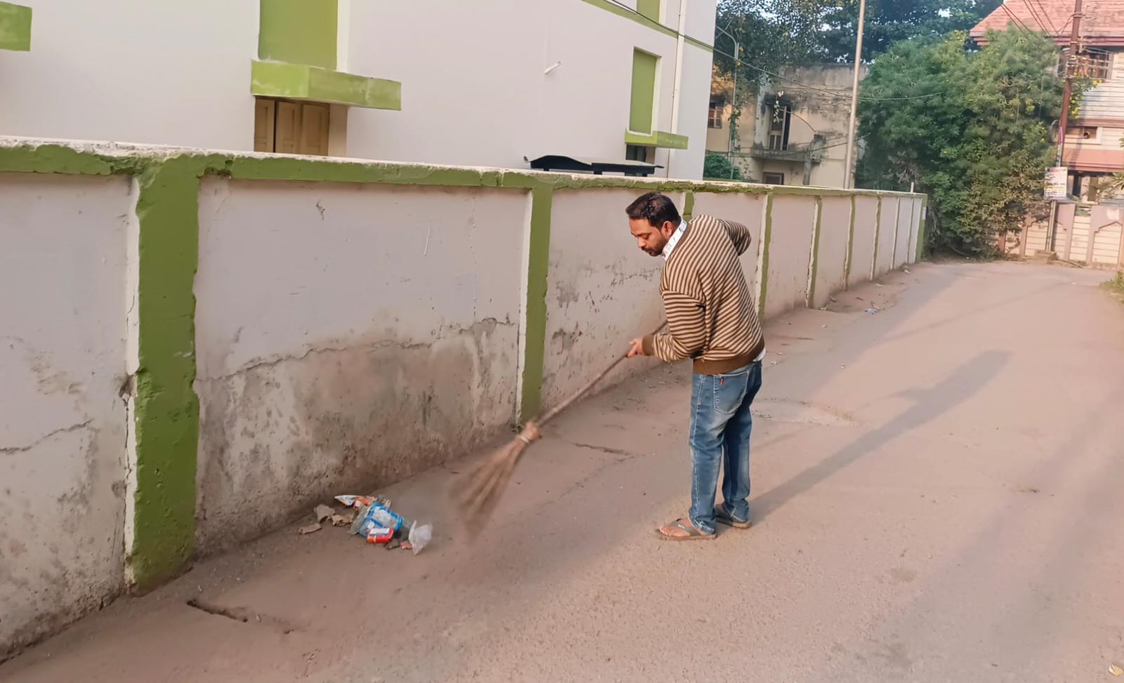 डाकबंगला वार्ड की गलियों में झाड़ू लगाते हुए वार्ड पार्षद सोमेश मेश्राम। डाकबंगला वार्ड की गलियों में झाड़ू लगाते हुए वार्ड पार्षद सोमेश मेश्राम।