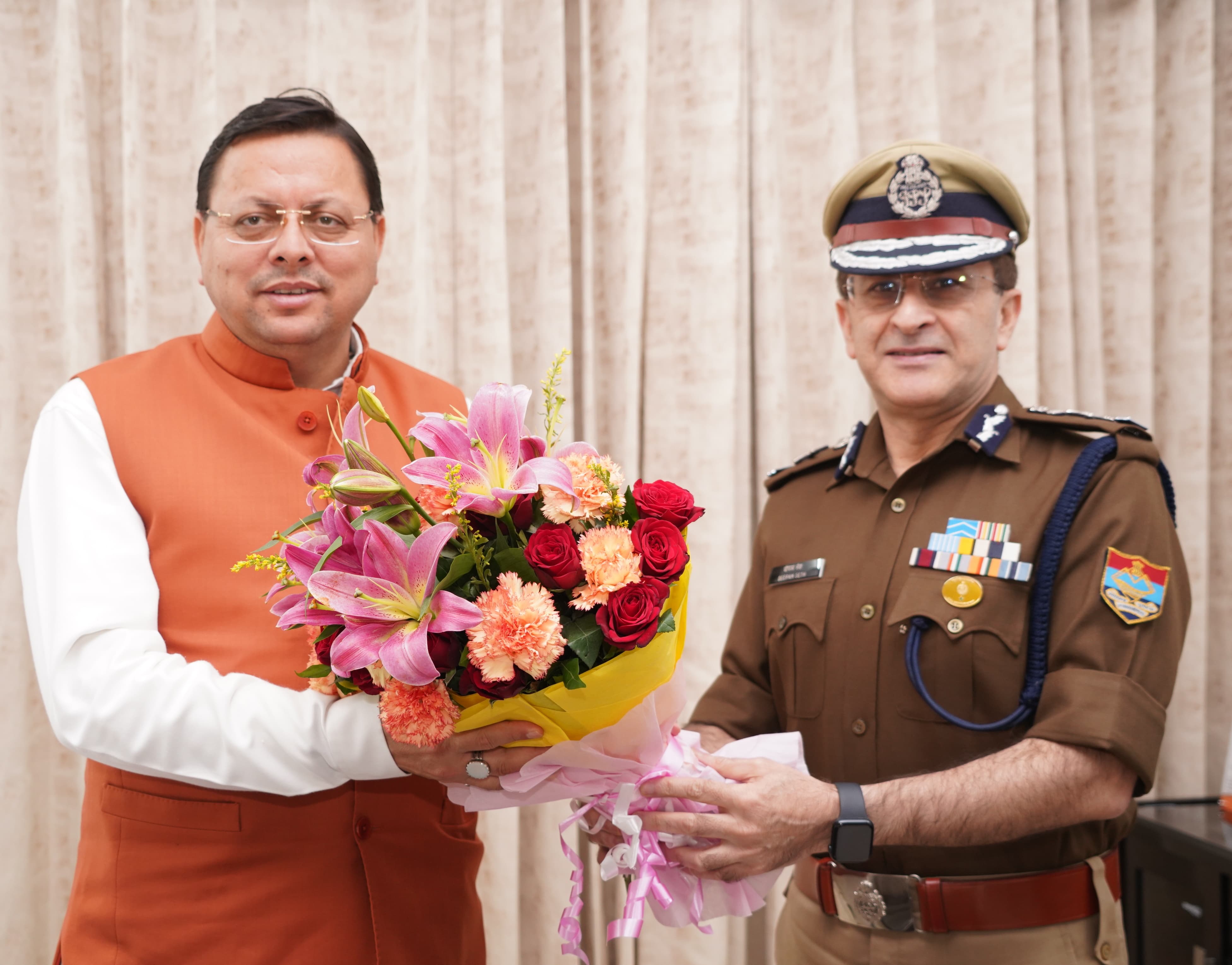नवनियुक्त डीजीपी मुख्यमंत्री धामी से भेंट करते। नवनियुक्त डीजीपी मुख्यमंत्री धामी से भेंट करते।