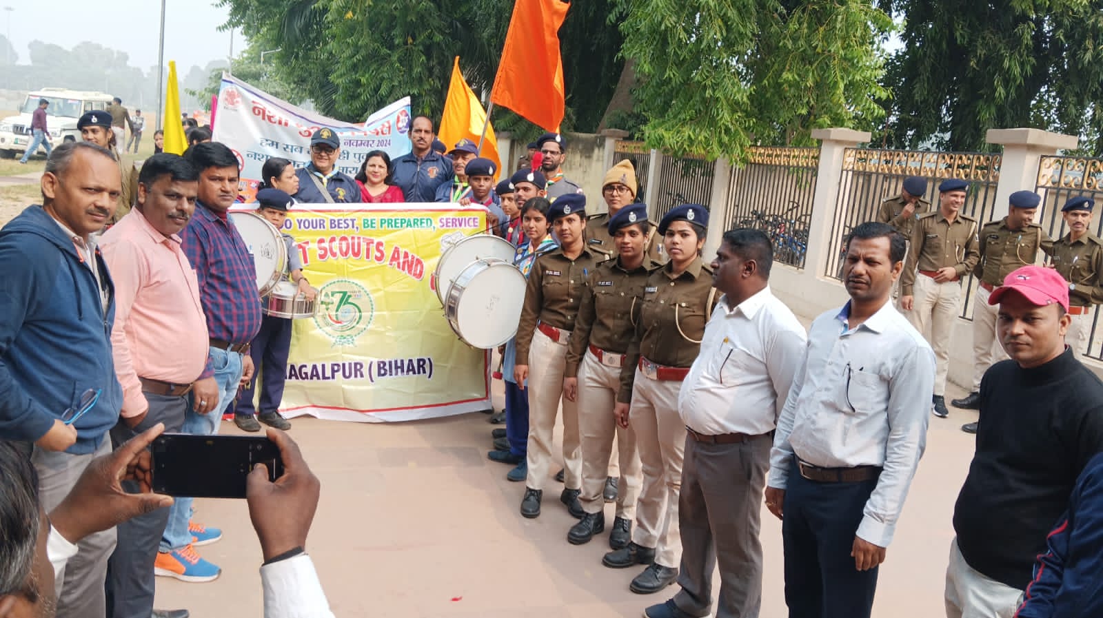 रैली में शामिल स्काउट और गाइड रैली में शामिल स्काउट और गाइड