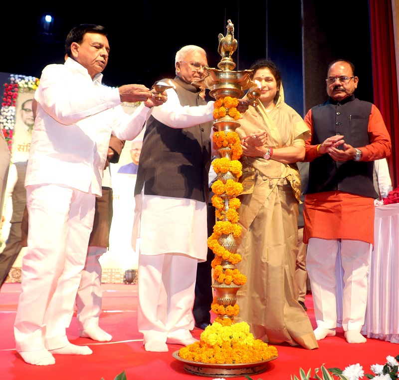 संविधान प्रस्तावना के सामूहिक वाचन कार्यक्रम का शुभारंभ करते हुए राज्यपाल मंगुभाई पटेल संविधान प्रस्तावना के सामूहिक वाचन कार्यक्रम का शुभारंभ करते हुए राज्यपाल मंगुभाई पटेल