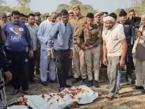 कृपाल के पिता रामभरोसी के पार्थिव शरीर को दोपहर में जघीना के श्मशान घाट लाया गया। कृपाल के पिता रामभरोसी के पार्थिव शरीर को दोपहर में जघीना के श्मशान घाट लाया गया।