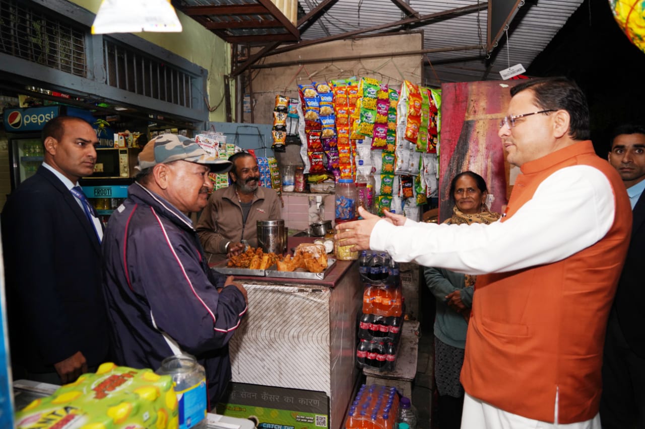मुख्यमंत्री पुष्कर सिंह धामी यमुना कॉलोनी में पुराने लोगों से मिलते हुए। मुख्यमंत्री पुष्कर सिंह धामी यमुना कॉलोनी में पुराने लोगों से मिलते हुए।