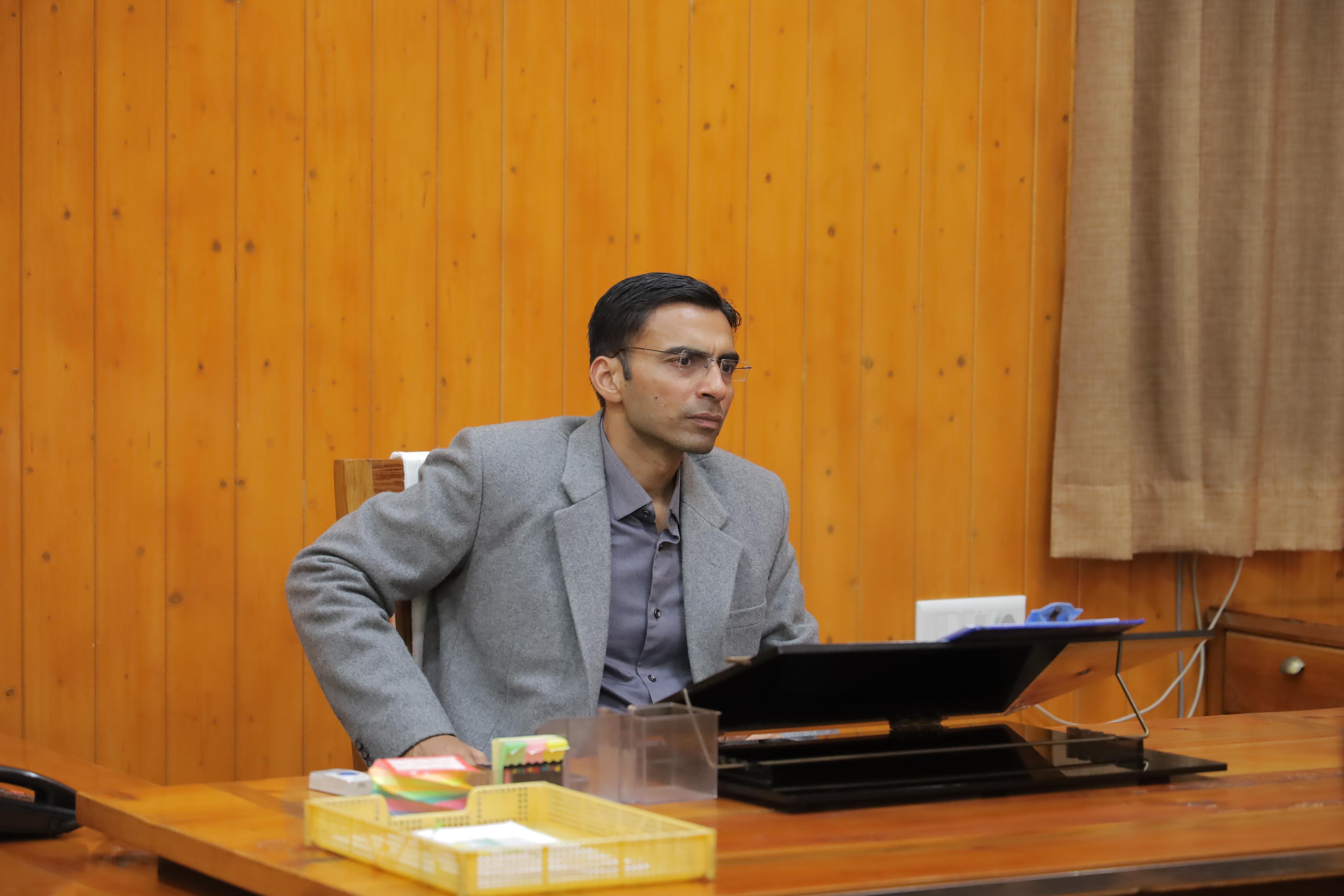 नगर निगम कार्यालय सभागार में समीक्षा बैठक करते जिलाधिकारी/नगर निगम प्रशासक सविन बंसल। नगर निगम कार्यालय सभागार में समीक्षा बैठक करते जिलाधिकारी/नगर निगम प्रशासक सविन बंसल।