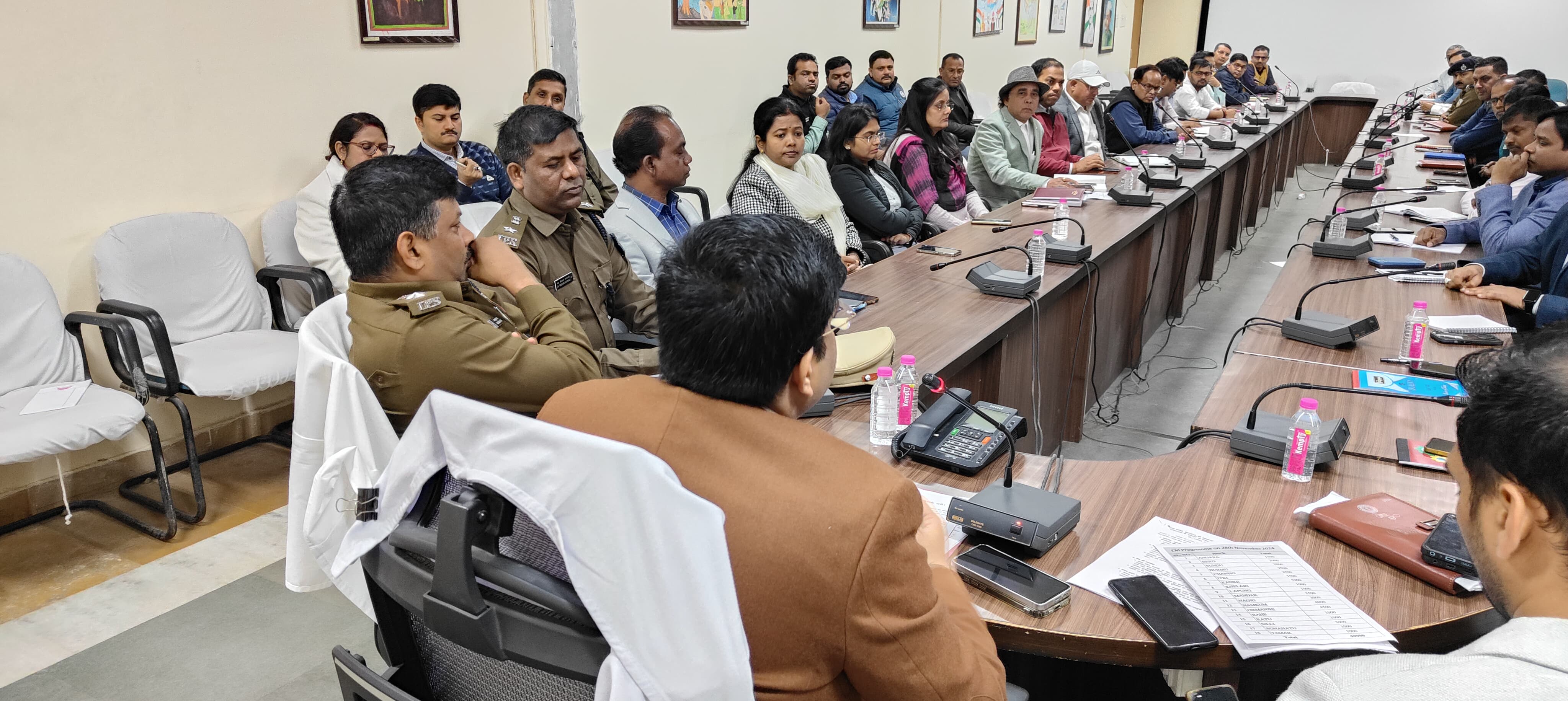 उपायुक्त बैठक करते हुए उपायुक्त बैठक करते हुए