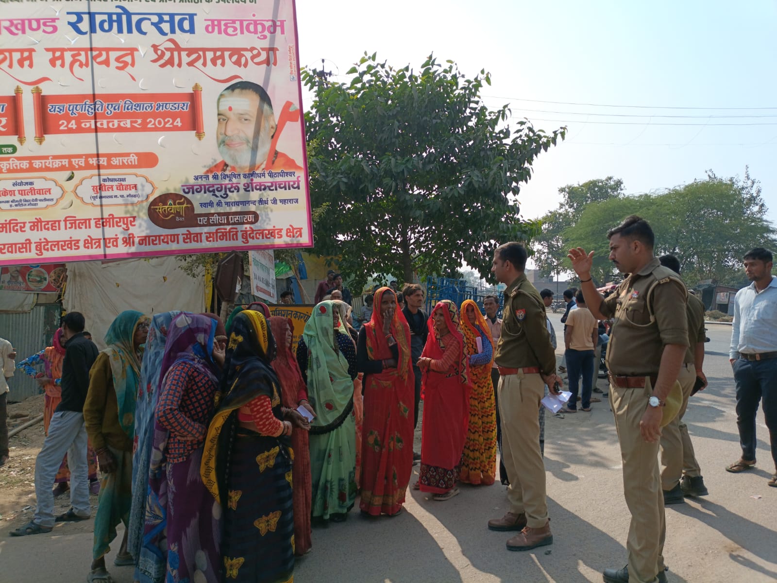 चूल्हा चौका छोड़ महिलाएं भी पहुंची खाद लेने चूल्हा चौका छोड़ महिलाएं भी पहुंची खाद लेने
