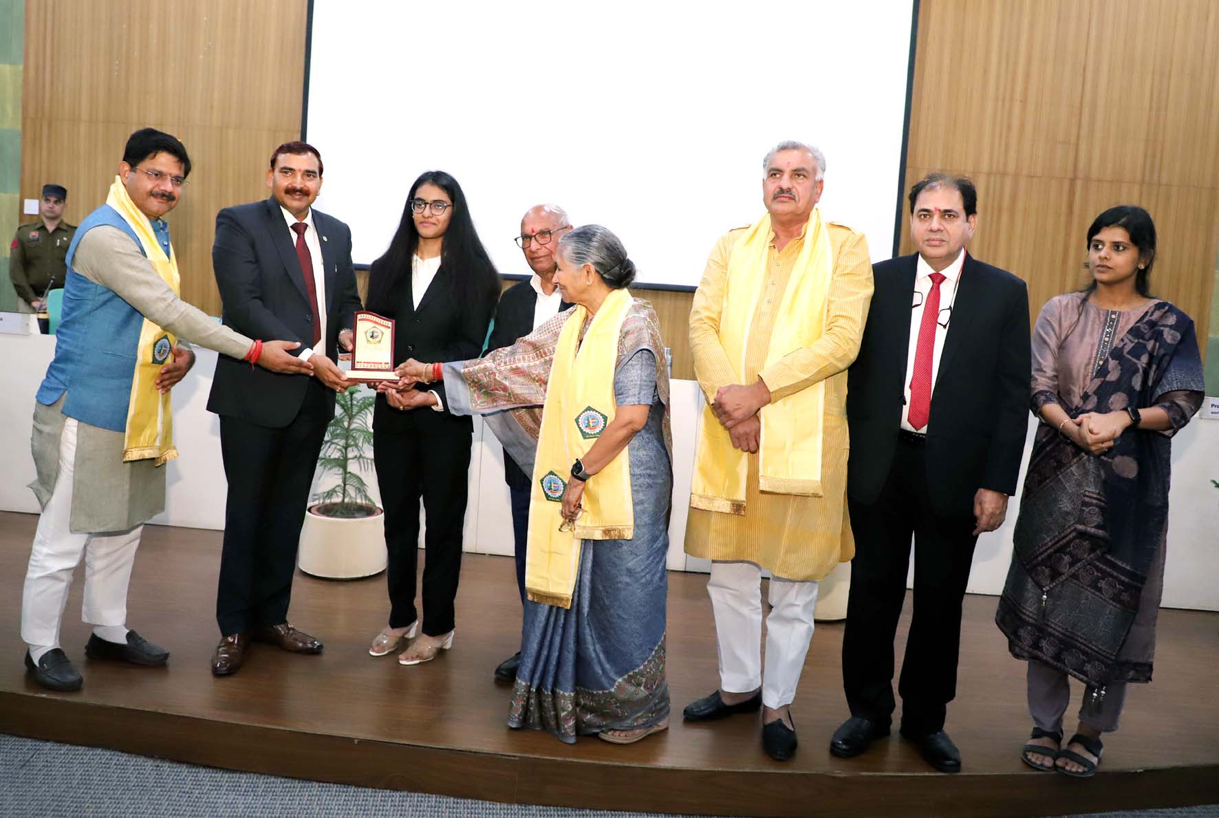 संविधान दिवस के उपलक्ष्य पर हुई प्रतियोगिताओं के विजेताओं को सम्मानित करते मुख्य अतिथि चीफ व्हिप रामकुमार कश्यप व अन्य सम्मानित अतिथिगण। संविधान दिवस के उपलक्ष्य पर हुई प्रतियोगिताओं के विजेताओं को सम्मानित करते मुख्य अतिथि चीफ व्हिप रामकुमार कश्यप व अन्य सम्मानित अतिथिगण।