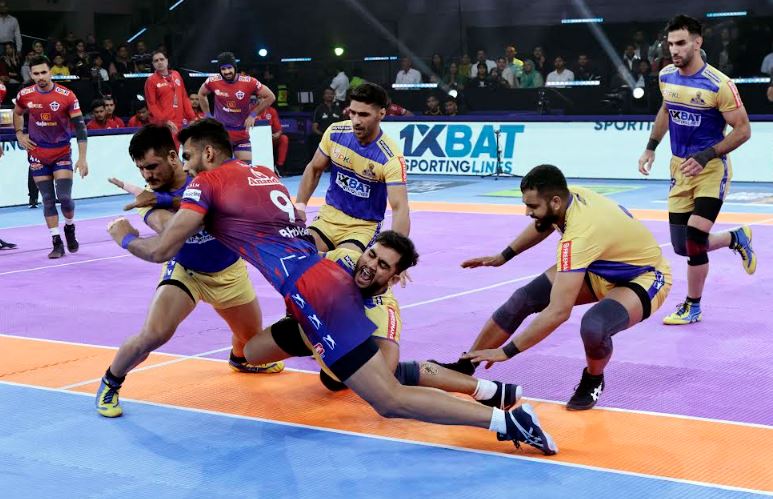 तमिल थलाइवाज और यूपी योद्धाज के बीच मैच का दृश्य तमिल थलाइवाज और यूपी योद्धाज के बीच मैच का दृश्य