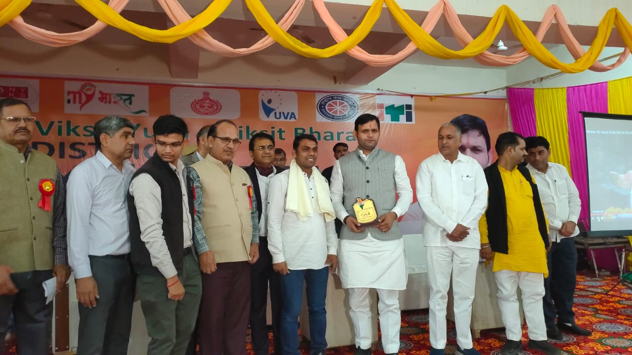 राज्य व खेल मंत्री गौरव गौतम पुरस्कार देते हुए राज्य व खेल मंत्री गौरव गौतम पुरस्कार देते हुए