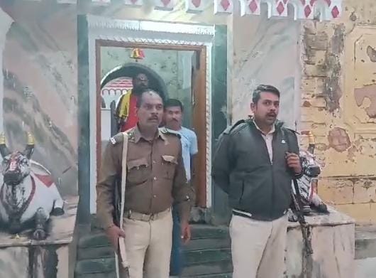 छानबीन करती पुलिस छानबीन करती पुलिस