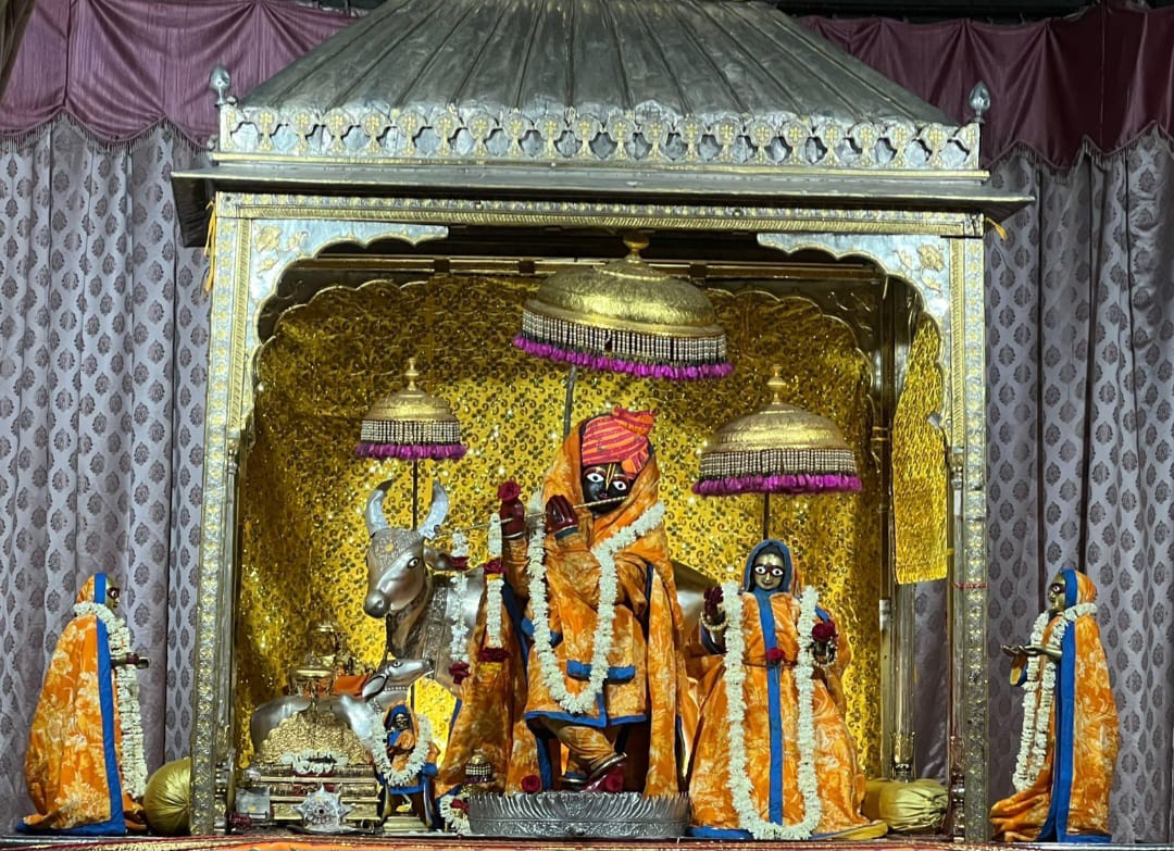 उत्पन्ना एकादशी पर मंदिरों में सजी विशेष झांकी उत्पन्ना एकादशी पर मंदिरों में सजी विशेष झांकी
