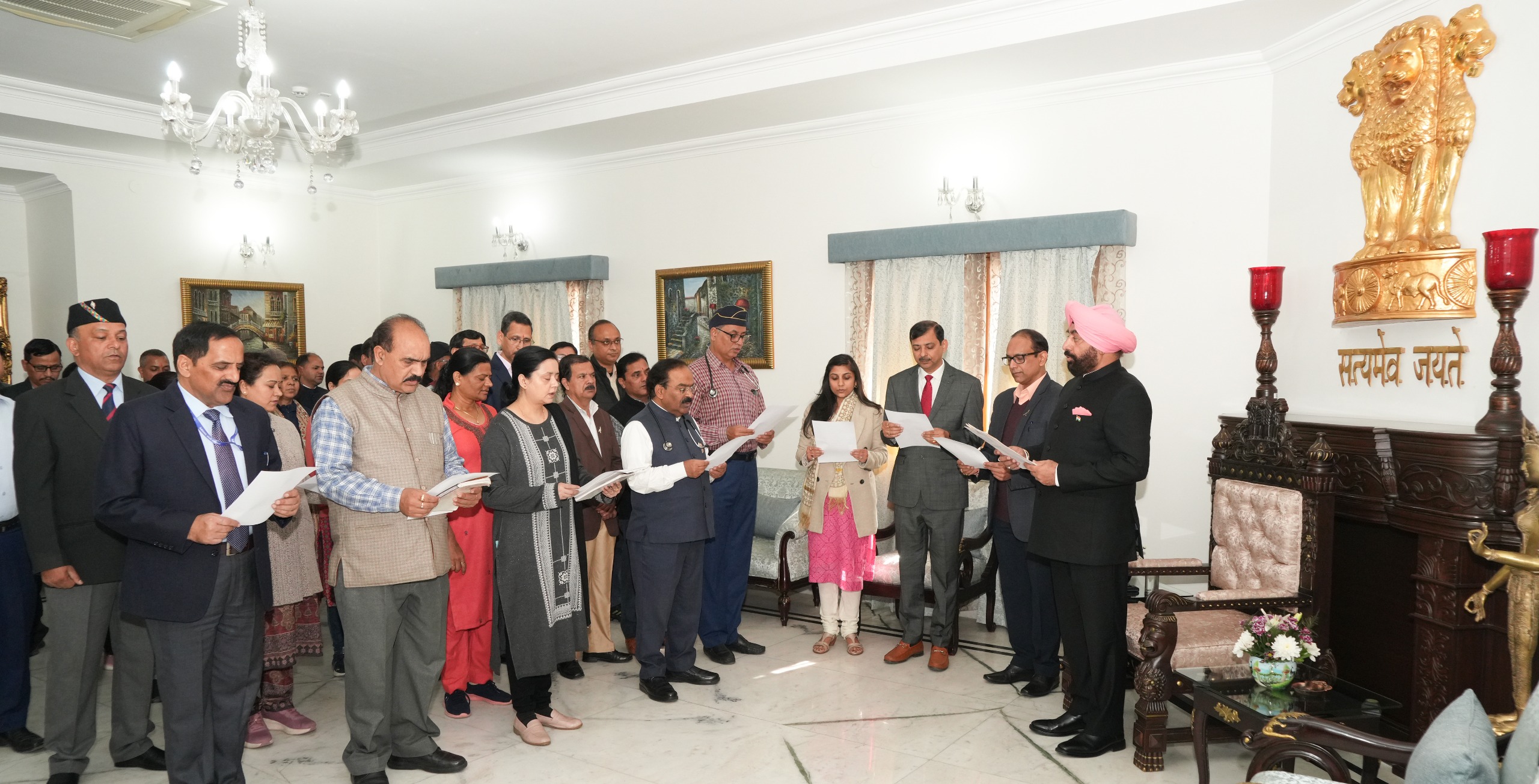राजभवन में शपथ दिलाते राज्यपाल गुरमीत सिंह। राजभवन में शपथ दिलाते राज्यपाल गुरमीत सिंह।