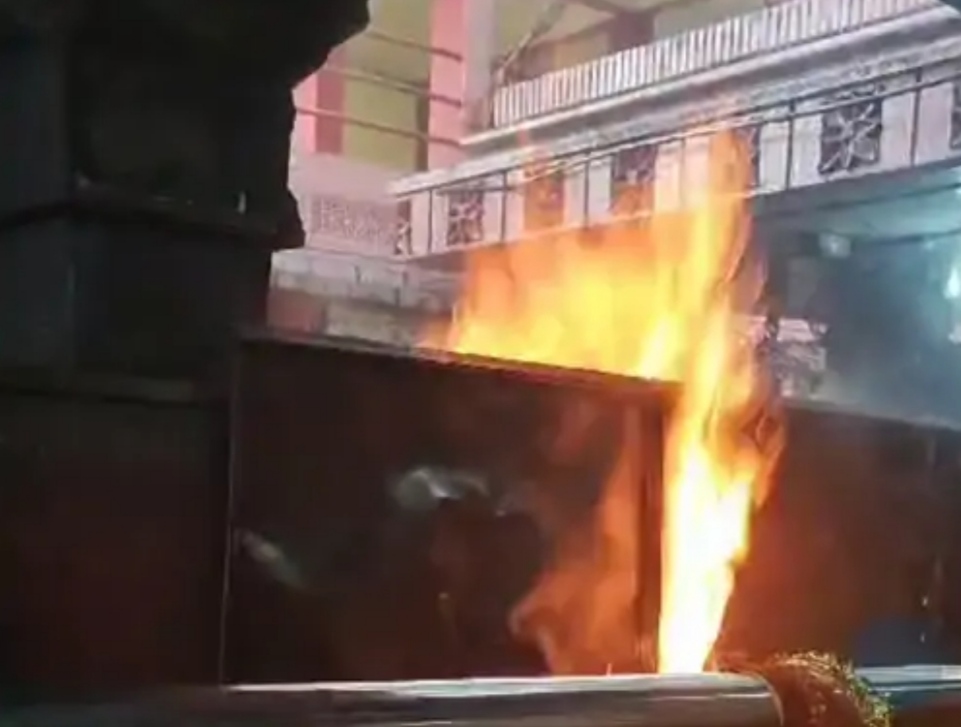 विंध्यधाम में झांकी के सामने भड़की आग विंध्यधाम में झांकी के सामने भड़की आग