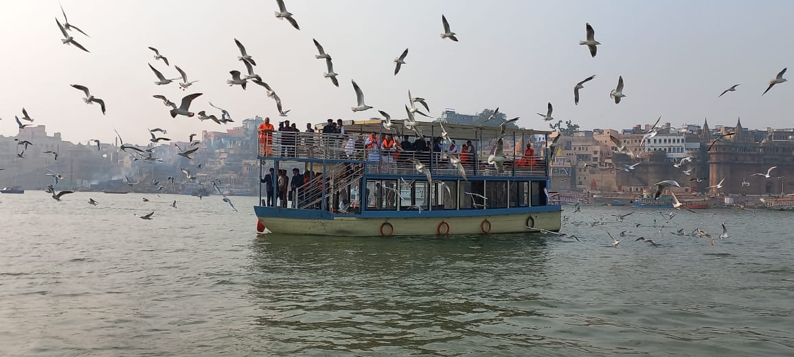 वाराणसी में मुख्यमंत्री योगी आदित्यनाथ साइबेरियन पक्षियों को दाना चुगाते हुए वाराणसी में मुख्यमंत्री योगी आदित्यनाथ साइबेरियन पक्षियों को दाना चुगाते हुए