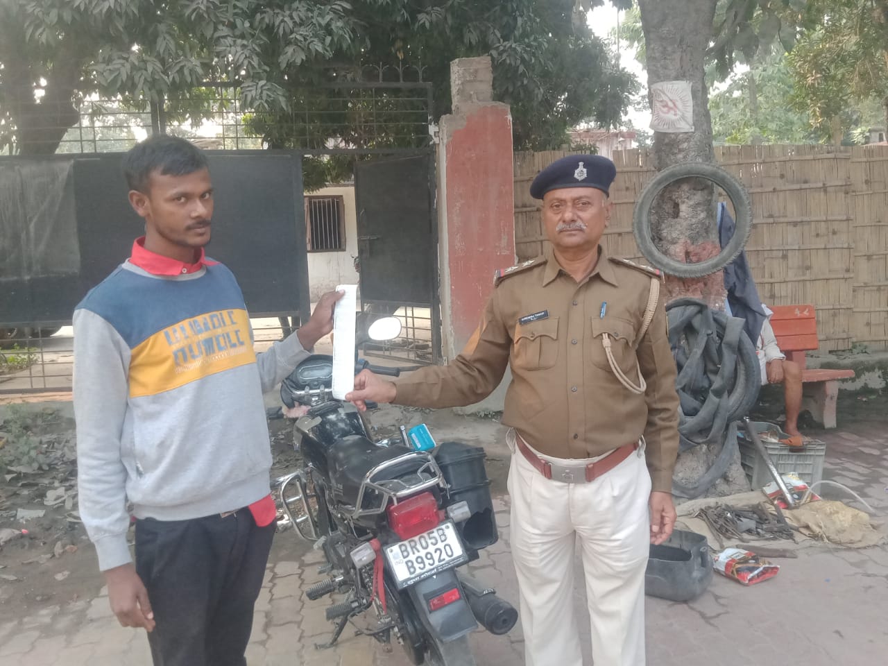 जुर्माना वसूलती पुलिस जुर्माना वसूलती पुलिस