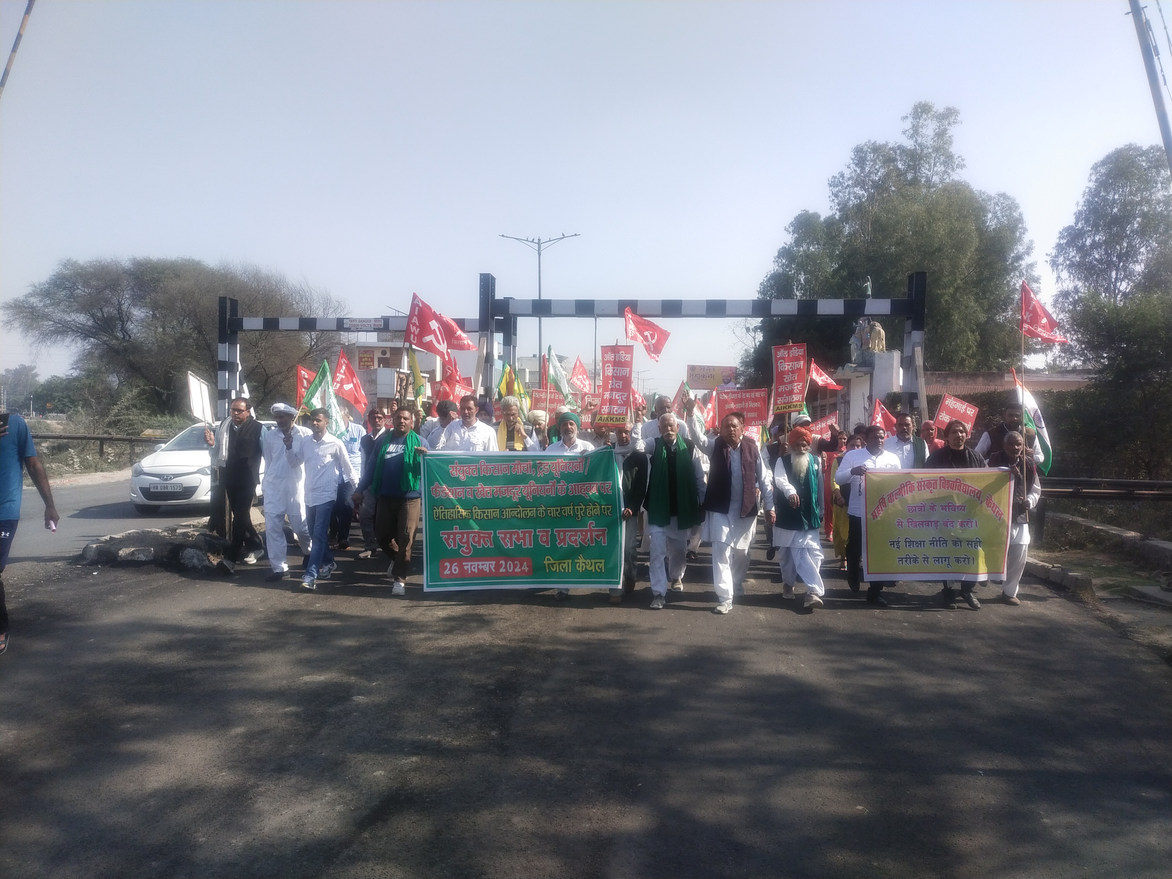 करनाल रोड पर प्रदर्शन करते हुए किसान करनाल रोड पर प्रदर्शन करते हुए किसान
