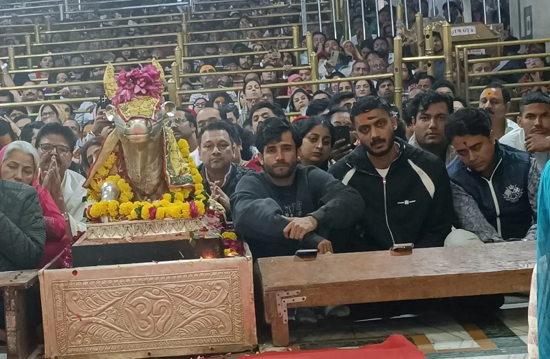 भगवान महाकाल के मंदिर में अक्षर पटेल, रवि विश्नोई समेत नौ क्रिकेटर भगवान महाकाल के मंदिर में अक्षर पटेल, रवि विश्नोई समेत नौ क्रिकेटर