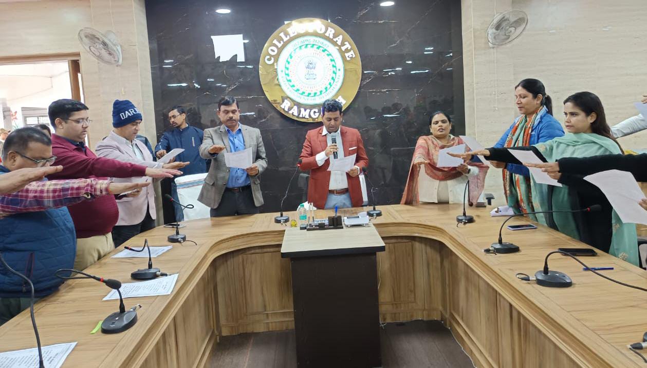 संविधान का पाठ करते डीसी संविधान का पाठ करते डीसी
