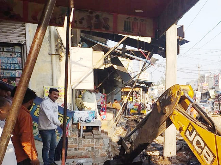 26 Snp-6 सोनीपत: दुकानों के आगे बने नालों के स्लैब को उखाड़ती जेसीबी 26 Snp-6 सोनीपत: दुकानों के आगे बने नालों के स्लैब को उखाड़ती जेसीबी