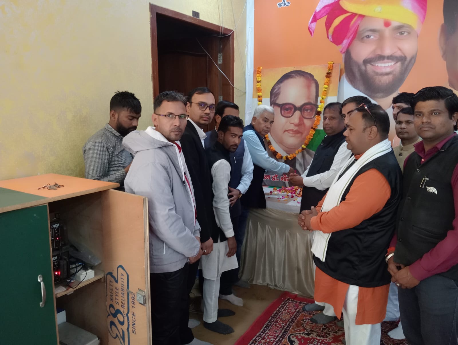 बाबा साहेब को नमन करते हुए भाजपा कार्यकर्ता। बाबा साहेब को नमन करते हुए भाजपा कार्यकर्ता।