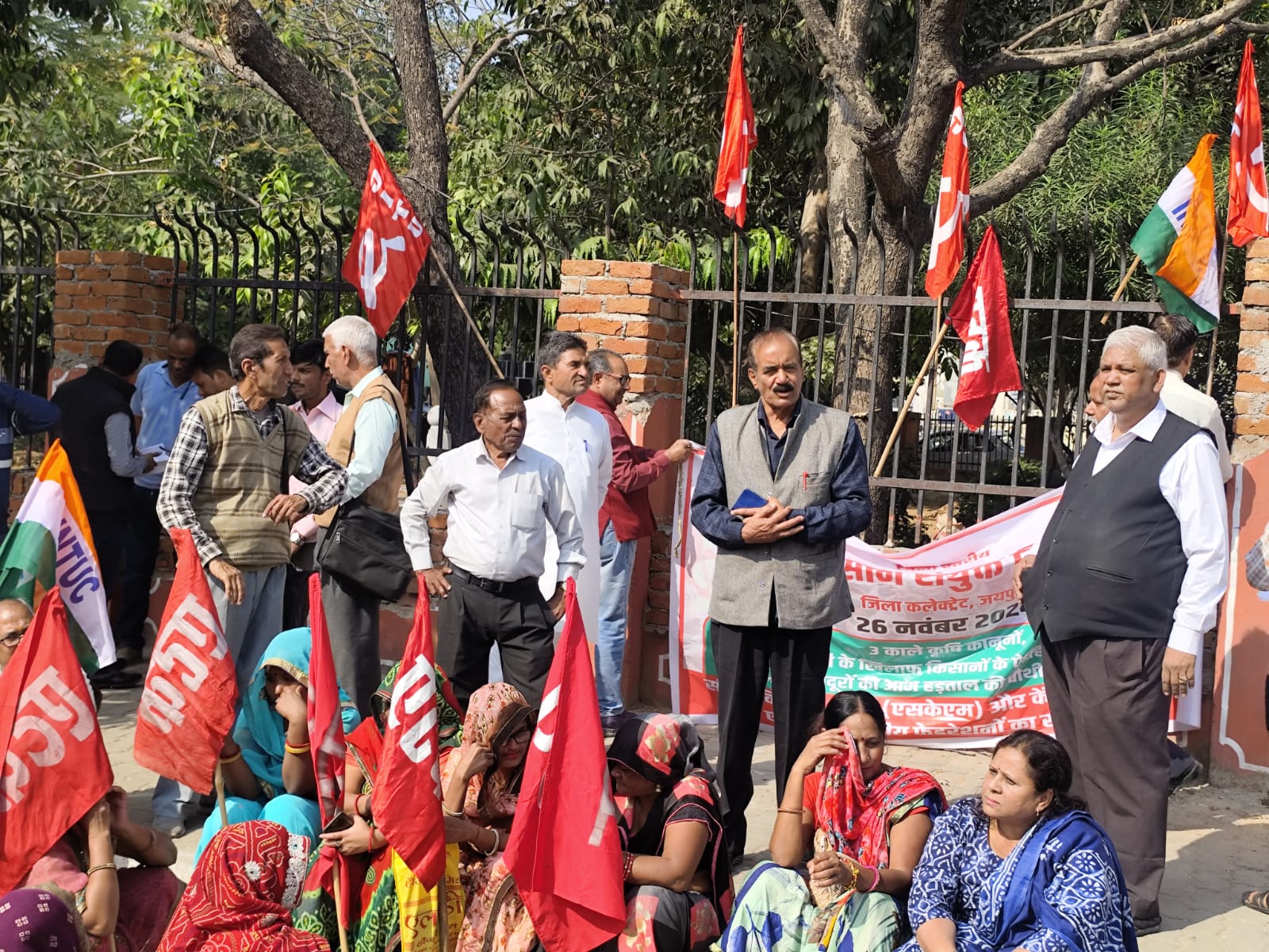 जयपुर में केंद्रीय श्रम संगठनों ने किया विरोध प्रदर्शन जयपुर में केंद्रीय श्रम संगठनों ने किया विरोध प्रदर्शन