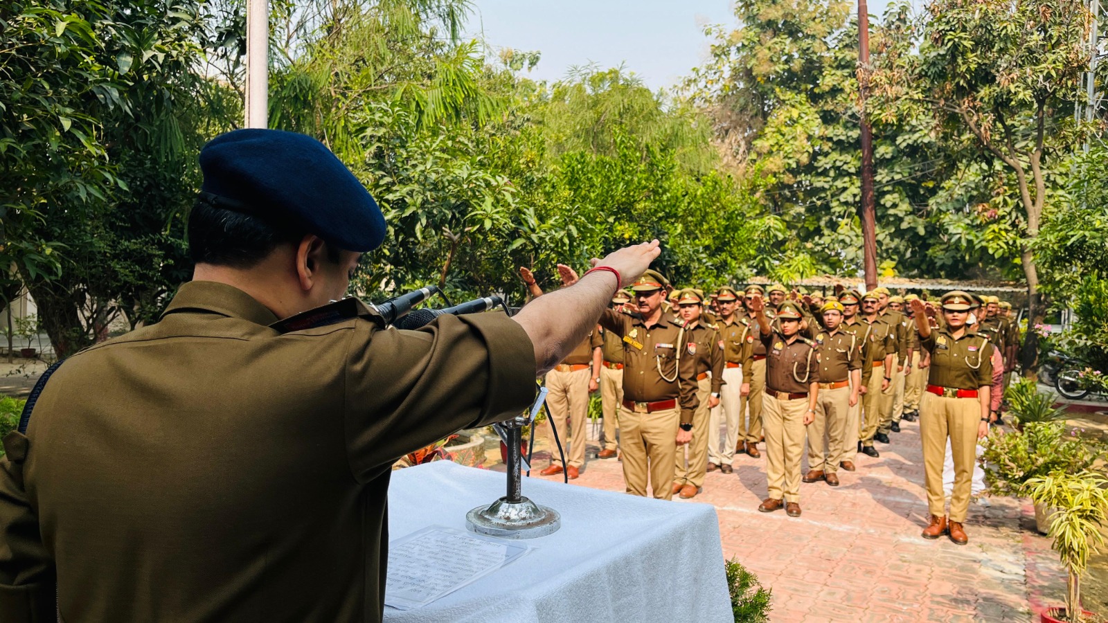 संविधान दिवस पर पुलिस कर्मियों को शपथ दिलाते आईजी जोन: फोटो बच्चा गुप्ता संविधान दिवस पर पुलिस कर्मियों को शपथ दिलाते आईजी जोन: फोटो बच्चा गुप्ता