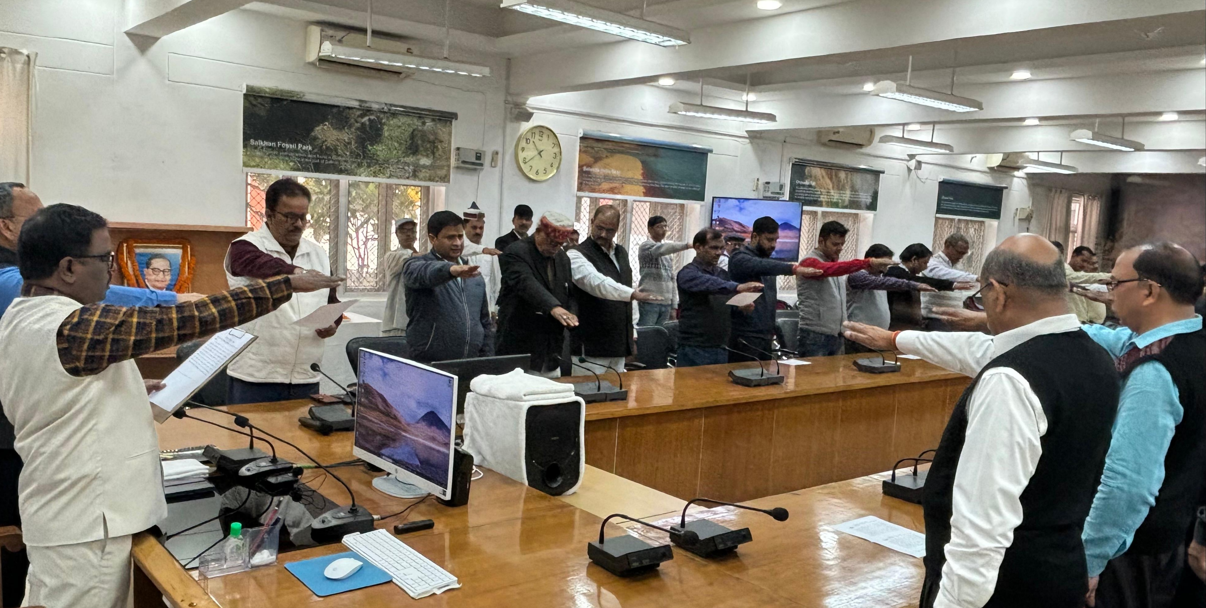 संविधान को अक्षुण्ण रखने की शपथ दिलाते मंडलायुक्त डॉ. मुथुकुमार स्वामी बी.। संविधान को अक्षुण्ण रखने की शपथ दिलाते मंडलायुक्त डॉ. मुथुकुमार स्वामी बी.।