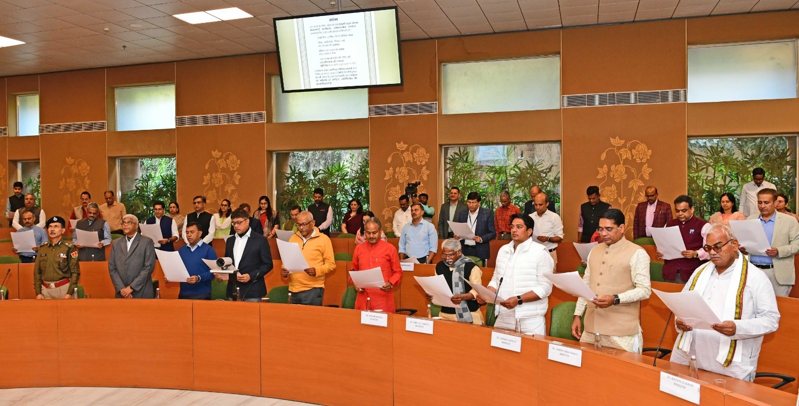संविधान की उद्देशिका का वाचन करते सदस्य। संविधान की उद्देशिका का वाचन करते सदस्य।