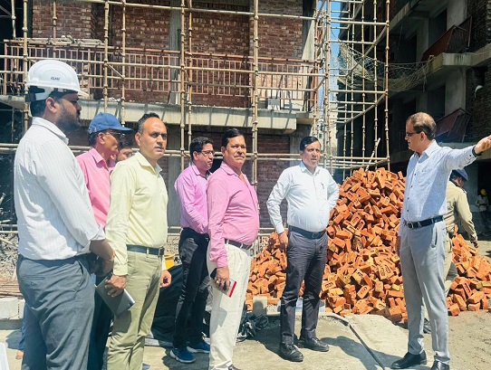 एमडीडीए उपाध्यक्ष बंशीधर तिवारी ने प्रधानमंत्री आवास योजना (शहरी) के तहत धौलास क्षेत्र में निर्माण स्थल का निरीक्षण करते हुए। एमडीडीए उपाध्यक्ष बंशीधर तिवारी ने प्रधानमंत्री आवास योजना (शहरी) के तहत धौलास क्षेत्र में निर्माण स्थल का निरीक्षण करते हुए।