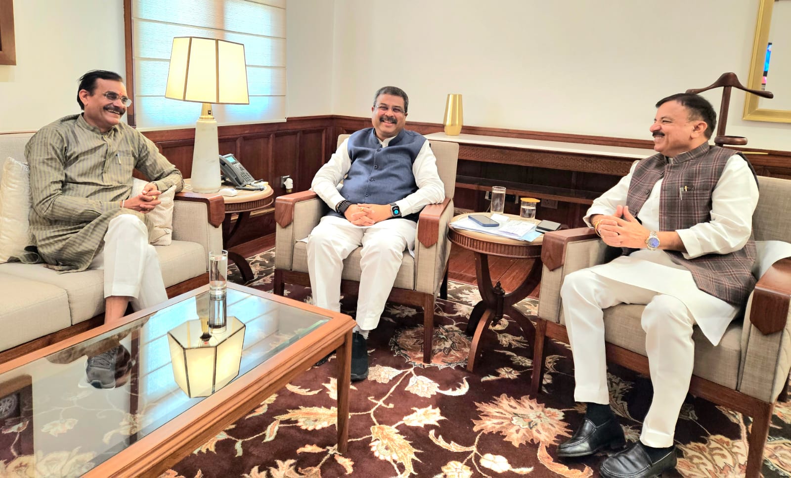 वीडी शर्मा ने नई दिल्ली में केन्द्रीय मंत्रियों से मुलाकात कर खजुराहो-रीवा विमान सेवा का वर्चुअल शुभारंभ किया वीडी शर्मा ने नई दिल्ली में केन्द्रीय मंत्रियों से मुलाकात कर खजुराहो-रीवा विमान सेवा का वर्चुअल शुभारंभ किया