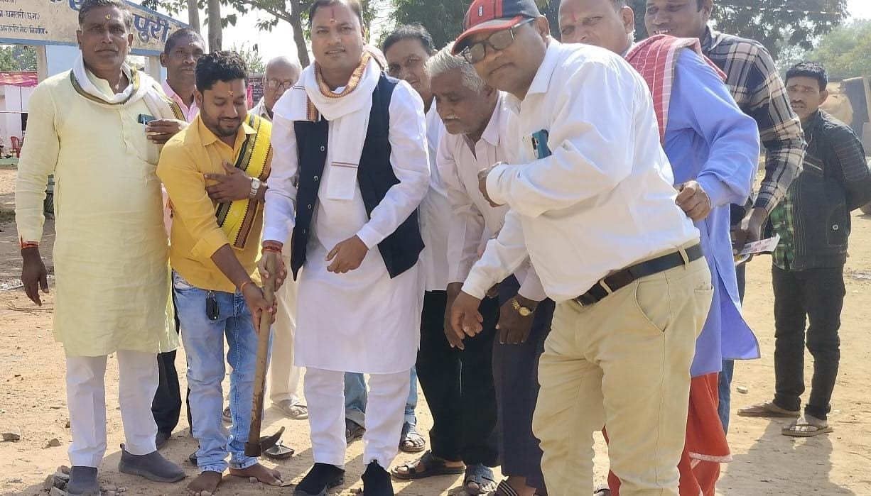 मध्य में जिला पंचायत उपाध्यक्ष नीशू चंद्राकर विकास कार्याें के लिए भूमिपूजन करते हुए। मध्य में जिला पंचायत उपाध्यक्ष नीशू चंद्राकर विकास कार्याें के लिए भूमिपूजन करते हुए।