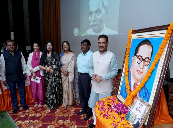 संविधान दिवस पर भागीदारी भवन में आयोजित कार्यक्रम में पहुंचे राज्यमंत्री असीम अरुण संविधान दिवस पर भागीदारी भवन में आयोजित कार्यक्रम में पहुंचे राज्यमंत्री असीम अरुण