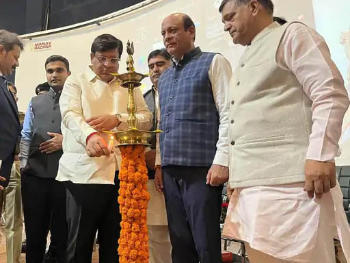 दीप प्रज्ज्वलित करते कैबिनेट मंत्री विपुल गोयल दीप प्रज्ज्वलित करते कैबिनेट मंत्री विपुल गोयल