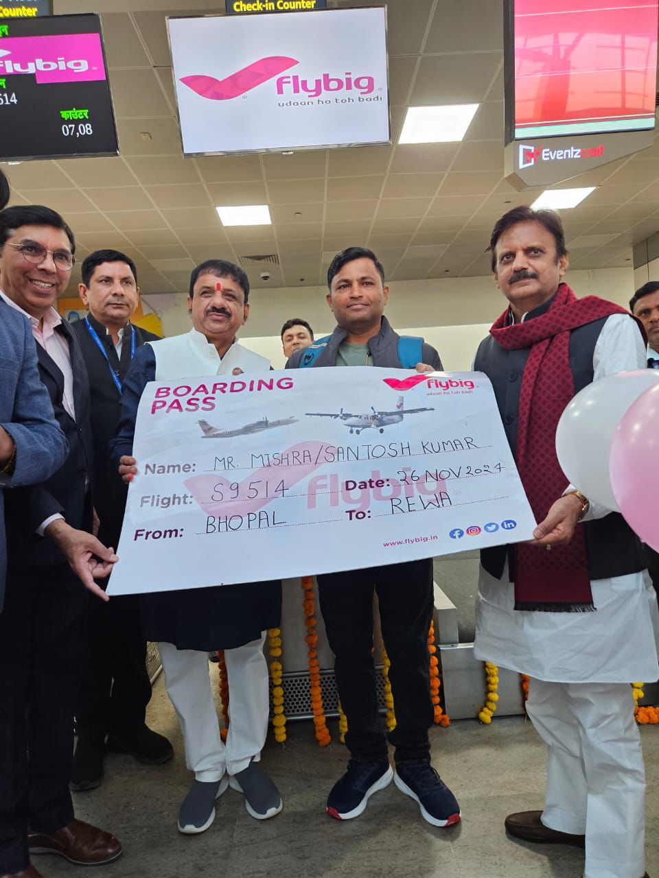 प्रथम यात्रियों को सौपें बोर्डिंग पास प्रथम यात्रियों को सौपें बोर्डिंग पास