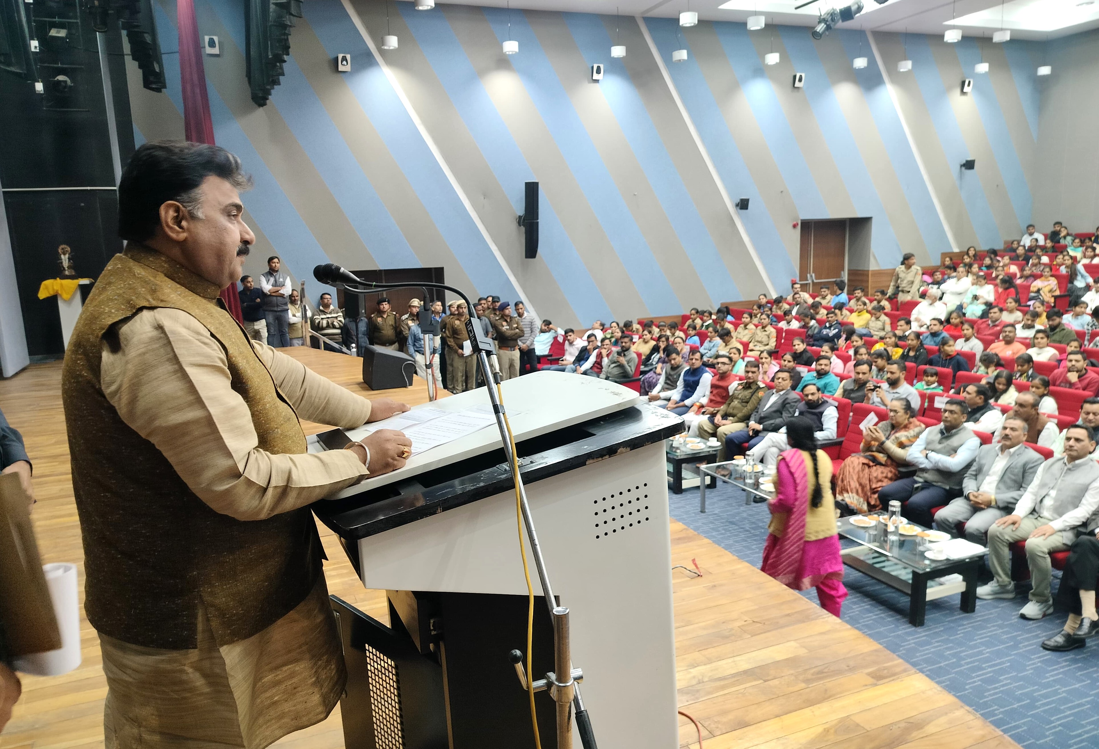संविधान दिवस पर आयोजित कार्यक्रम को संबोधित करते हुए डिप्टी स्पीकर डा. कृष्ण मिड्ढा। संविधान दिवस पर आयोजित कार्यक्रम को संबोधित करते हुए डिप्टी स्पीकर डा. कृष्ण मिड्ढा।