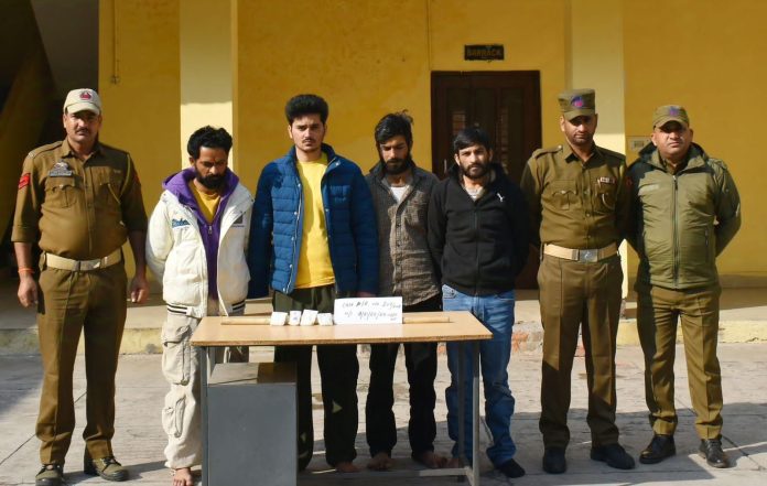 नाका चेकिंग के दौरान चार कुख्यात नशा तस्कर गिरफ्तार, 9.76 ग्राम हेरोइन बरामद नाका चेकिंग के दौरान चार कुख्यात नशा तस्कर गिरफ्तार, 9.76 ग्राम हेरोइन बरामद