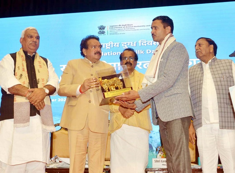 किसान देवेन्द्र परमार को गोपाल रत्न राष्ट्रीय पुरस्कार प्रदान करते हुए केंद्रीय मंत्री राजीव रंजन किसान देवेन्द्र परमार को गोपाल रत्न राष्ट्रीय पुरस्कार प्रदान करते हुए केंद्रीय मंत्री राजीव रंजन