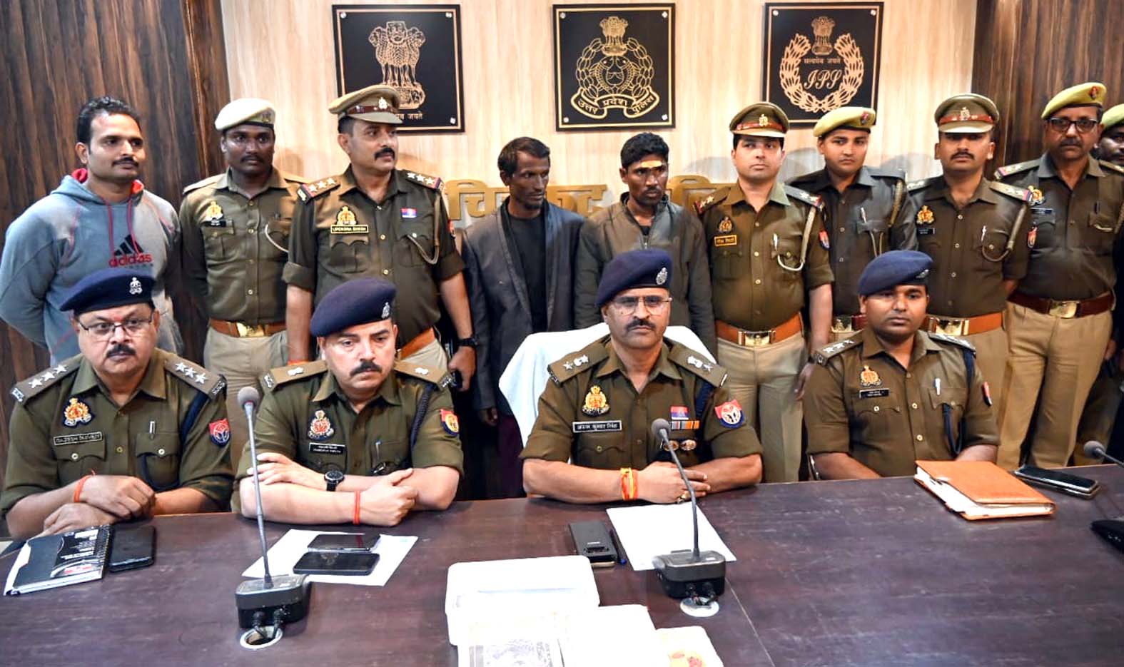 चित्रकूट पुलिस ने चर्चित मुस्कान हत्याकाण्ड का किया खुलासा, दो आरोपी गिरफ्तार, 4 फरार चित्रकूट पुलिस ने चर्चित मुस्कान हत्याकाण्ड का किया खुलासा, दो आरोपी गिरफ्तार, 4 फरार