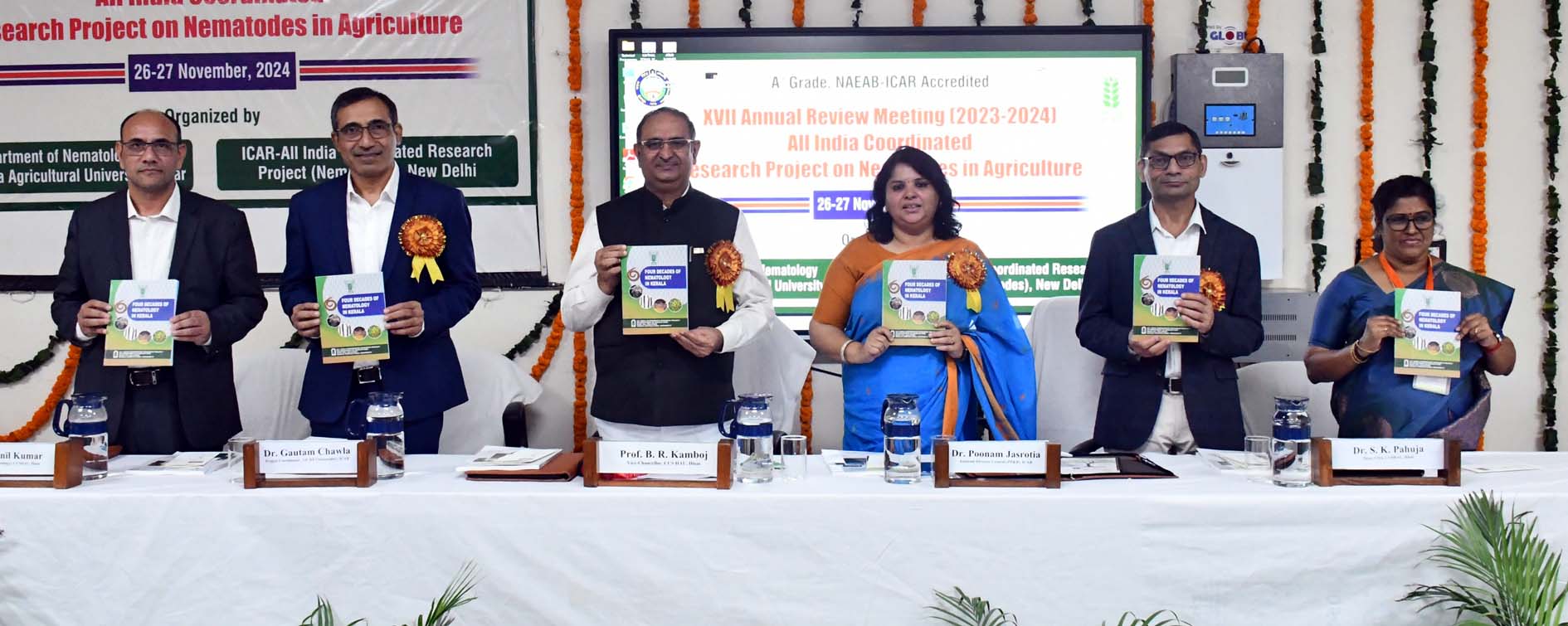 पुस्तिका का विमोचन करते मुख्यातिथि एवं अन्य अधिकारी। पुस्तिका का विमोचन करते मुख्यातिथि एवं अन्य अधिकारी।