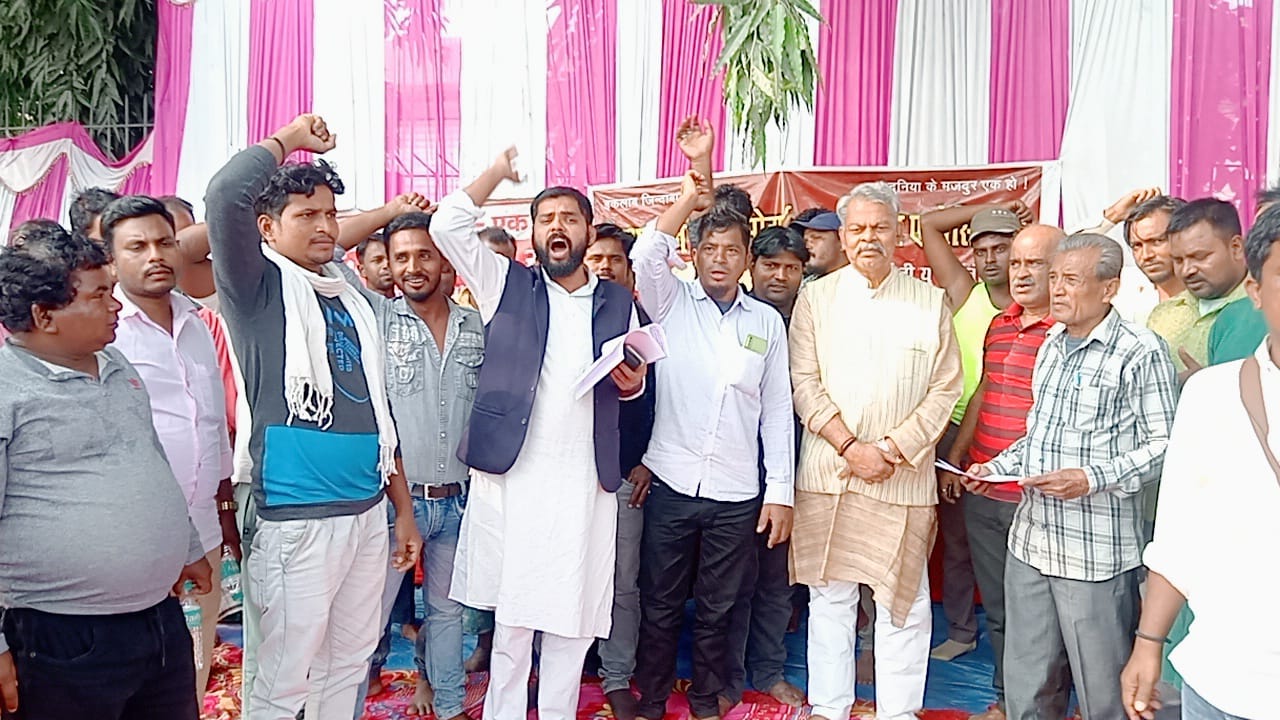 रोड ट्रांसपोर्ट वर्कर्स के सदस्यों ने किया धरना प्रदर्शन रोड ट्रांसपोर्ट वर्कर्स के सदस्यों ने किया धरना प्रदर्शन
