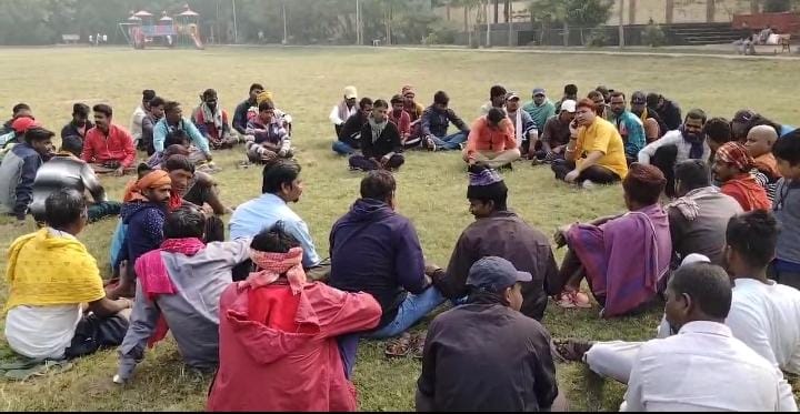 बैठक करते सफाई कर्मचारी बैठक करते सफाई कर्मचारी
